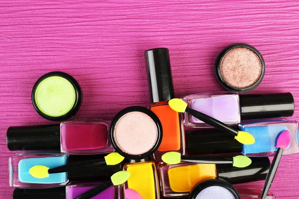 Conjunto de cosméticos coloridos em fundo de mesa de madeira rosa — Fotografia de Stock