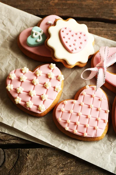 Cookies em forma de coração para o dia dos namorados no fundo de madeira — Fotografia de Stock