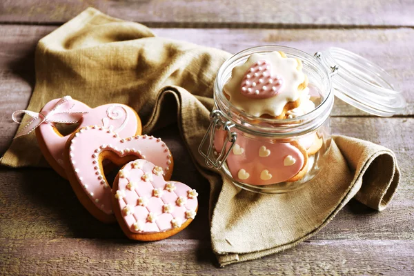 Biscotti a forma di cuore per San Valentino in vaso di vetro su fondo di legno — Foto Stock