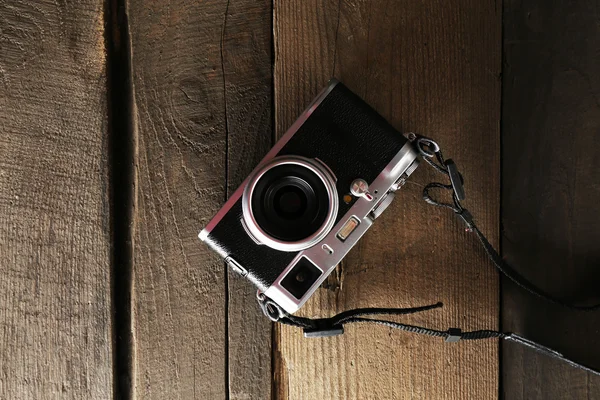 Retro camera op houten planken achtergrond — Stockfoto