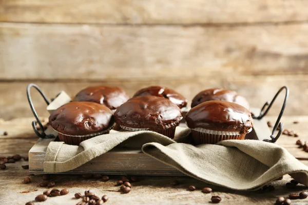 Smakelijk zelfgemaakte chocolade muffins op houten tafel — Stockfoto