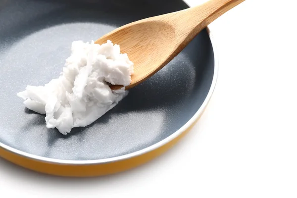 Кокосовое масло в сковороде изолированы на белом — стоковое фото