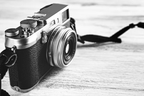 Oude retro camera op houten achtergrond — Stockfoto