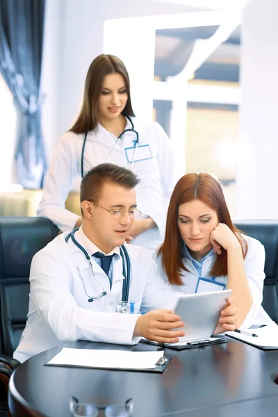 Trabajadores médicos que trabajan en la sala de conferencias —  Fotos de Stock