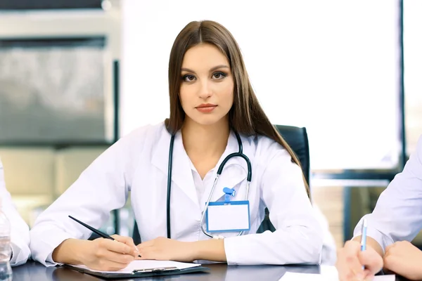 Hermoso médico joven en la sala de conferencias — Foto de Stock