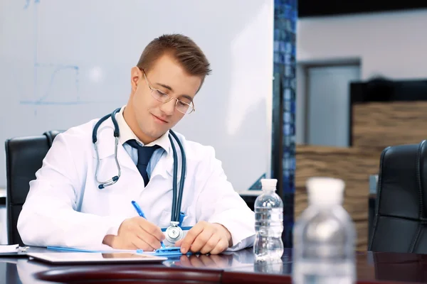 Aantrekkelijke mannelijke arts in vergaderruimte — Stockfoto