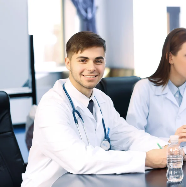 Medizinisches Personal arbeitet im Konferenzraum — Stockfoto