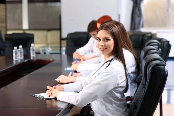 Trabajadores médicos que trabajan en la sala de conferencias — Foto de Stock