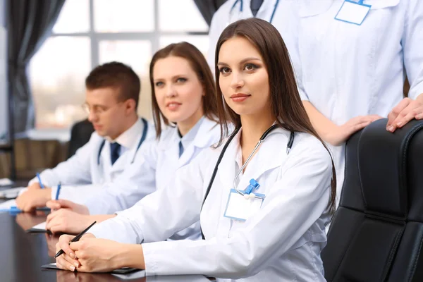 Trabajadores médicos que trabajan en la sala de conferencias — Foto de Stock