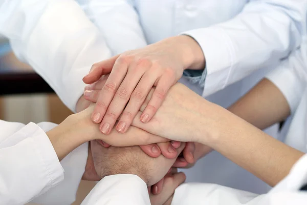 Las manos unidas del equipo médico se acercan — Foto de Stock