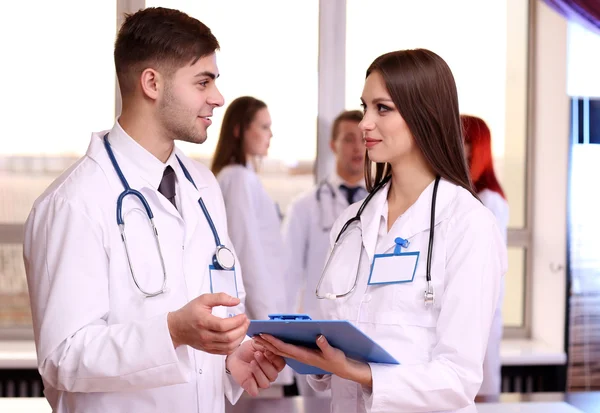 Travailleurs médicaux en salle de conférence — Photo