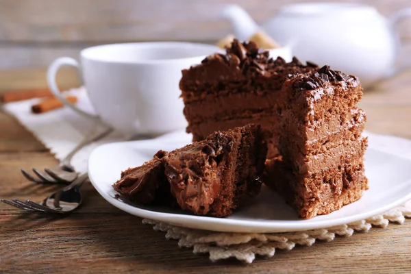 Ломтики вкусного шоколадного торта на тарелке на столе крупным планом — стоковое фото
