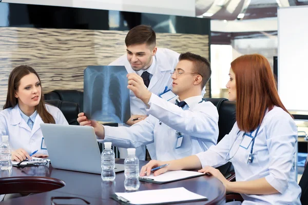 Operatori medici che lavorano in sala conferenze — Foto Stock