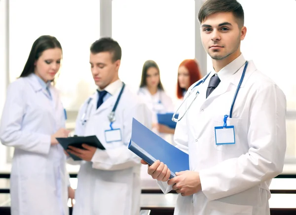 Atractivo médico masculino con equipo en la sala de conferencias — Foto de Stock