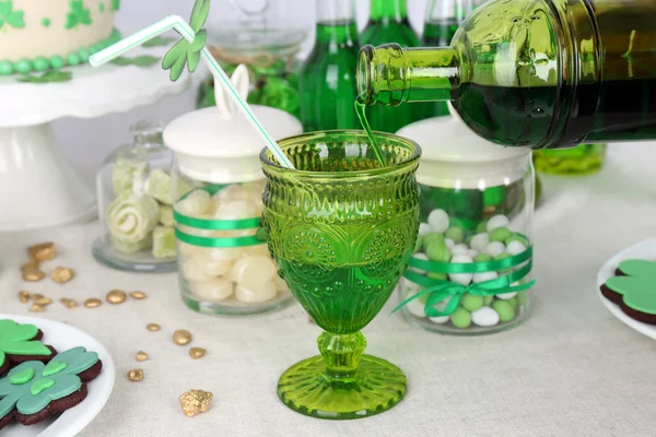 Složení pro St Patrick den s sladkosti a nápoje na stole zblízka — Stock fotografie