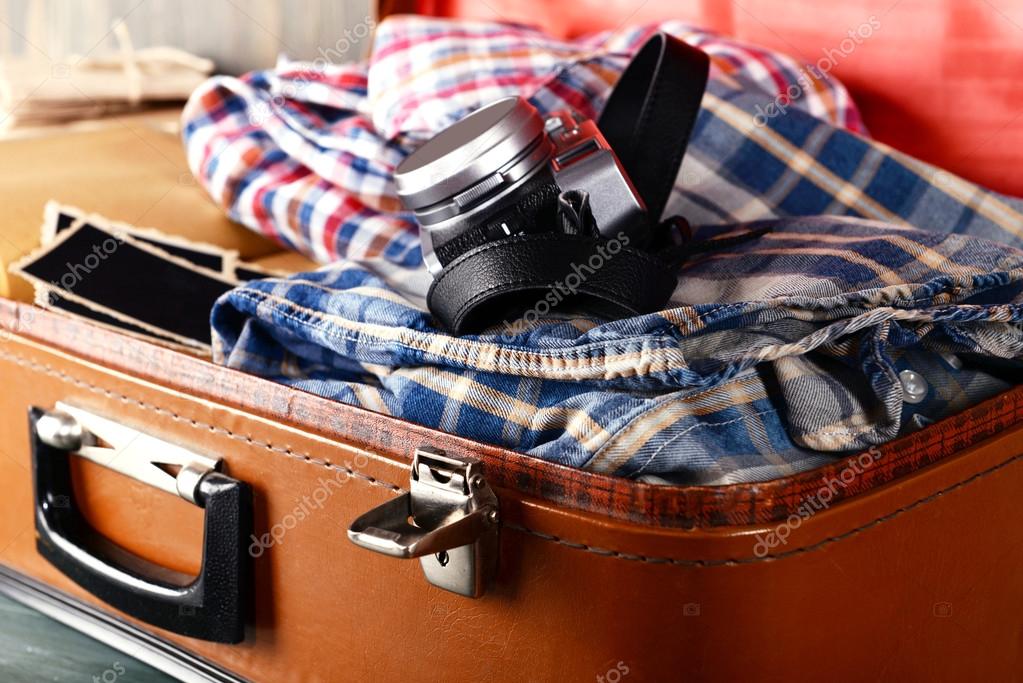 Vintage koffer open met kleding en close-up ⬇ Stockfoto, rechtenvrije door © belchonock #67007273