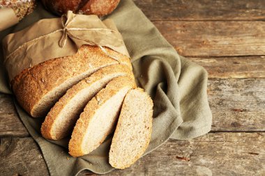 Taze ekmek, eski ahşap masanın üzerine dilimlenmiş