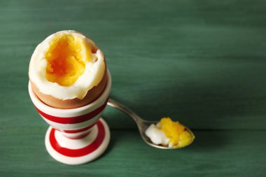 Tutucu renk ahşap zemin üzerine haşlanmış yumurta