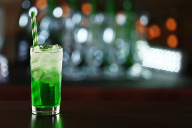 Koyu arka plan üzerinde masada yeşil kokteyl