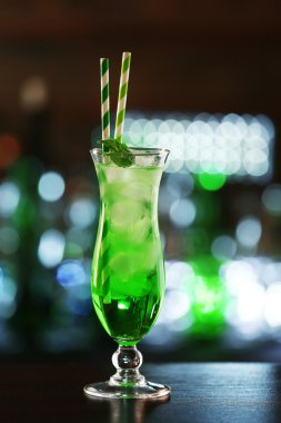 Koyu arka plan üzerinde masada yeşil kokteyl
