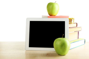 Kitap, tablet Pc ve elma üstünde okul sırası, üzerinde beyaz izole