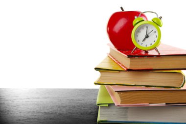 Kitap, çalar saat ve üzerinde beyaz izole Danışma, elma