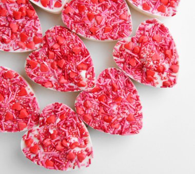 Beyaz izole kalp şeklinde lezzetli çikolata şekerleme