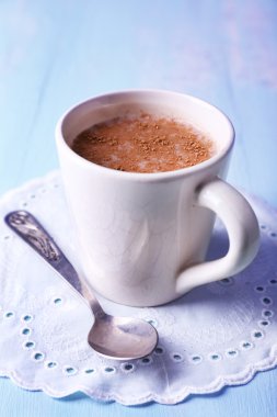 Peçete ahşap zemin üzerine kaşık ile kakao fincan