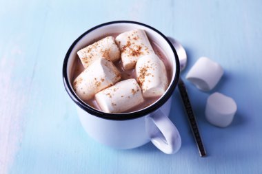 Kupa kakao marshmallows ahşap masa arka plan üzerinde ile