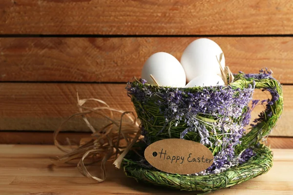 Kuş renkli yumurta üzerinde açık renkli dekoratif kupa — Stok fotoğraf