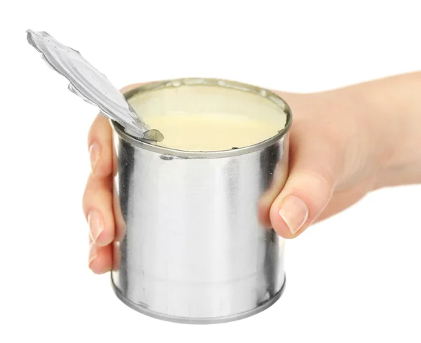 Vrouwelijke hand met blikje van gecondenseerde melk geïsoleerd op wit — Stockfoto