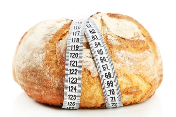 Свіжий хліб з мірною стрічкою, ізольований на білому - концепція дієти — стокове фото