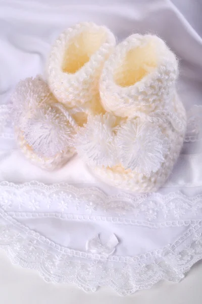 Bottes bébé blanches sur tissu gros plan — Photo