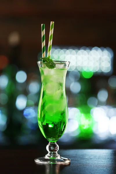 Grüner Cocktail auf Tisch vor dunklem Hintergrund — Stockfoto