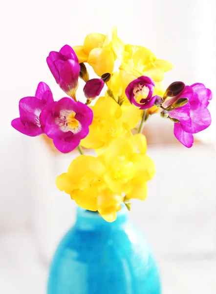 Hermosas freesias coloridas en alféizar de ventana de madera — Foto de Stock