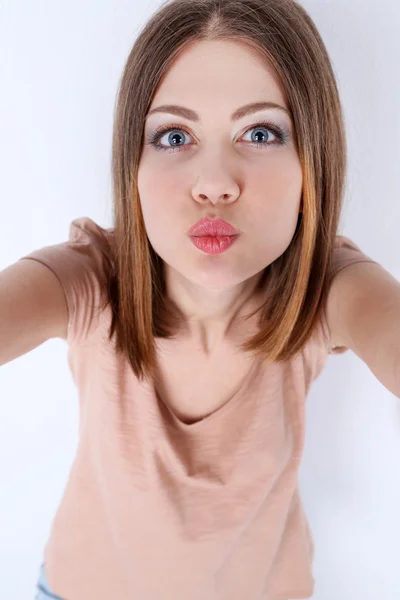 Mooi meisje selfie geïsoleerd op wit maken — Stockfoto
