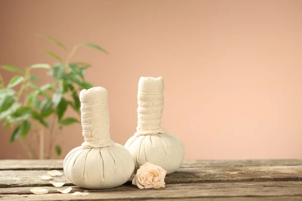 Prachtige spa samenstelling op houten tafel, op bruine achtergrond — Stockfoto