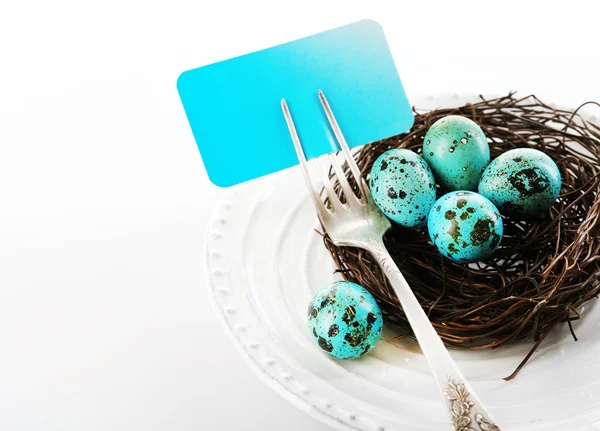 Mesa de Pascua con tarjeta vacía y huevos de Pascua, aislados en blanco —  Fotos de Stock