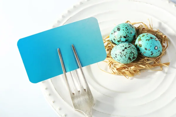 Definição de mesa de Páscoa com cartão vazio e ovos de Páscoa, isolados em branco — Fotografia de Stock