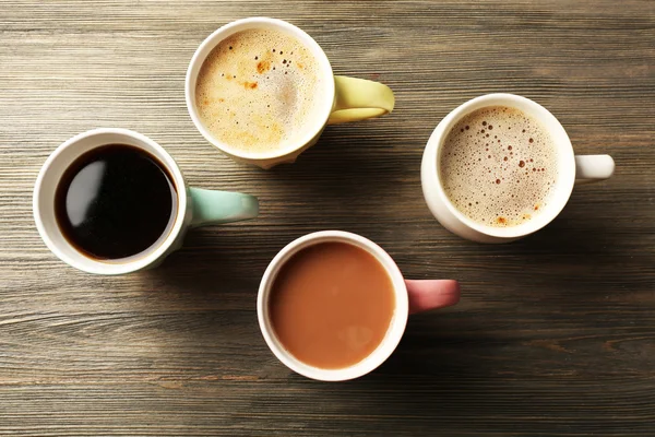 Muitas xícaras de café no fundo da mesa de madeira — Fotografia de Stock