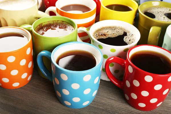 Muitas xícaras de café na mesa de madeira, close-up — Fotografia de Stock