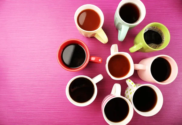 Tassen Kaffee auf farbigem Hintergrund — Stockfoto