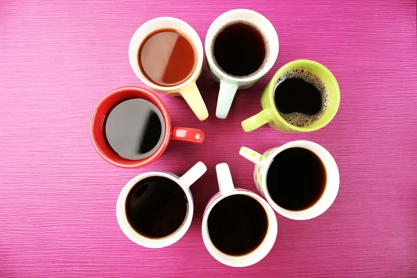 Tazas de café sobre fondo de color — Foto de Stock