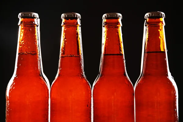 Bottiglia di vetro di birra su sfondo scuro — Foto Stock