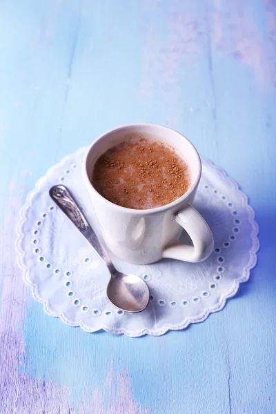 Copa de cacao con cuchara en servilleta sobre fondo de madera —  Fotos de Stock