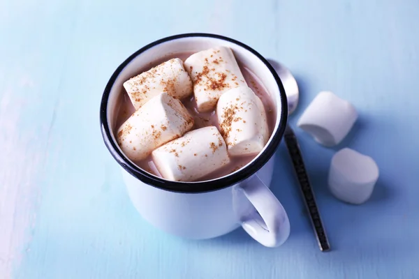 Mug of cocoa with marshmallow on wood table background — Stok Foto