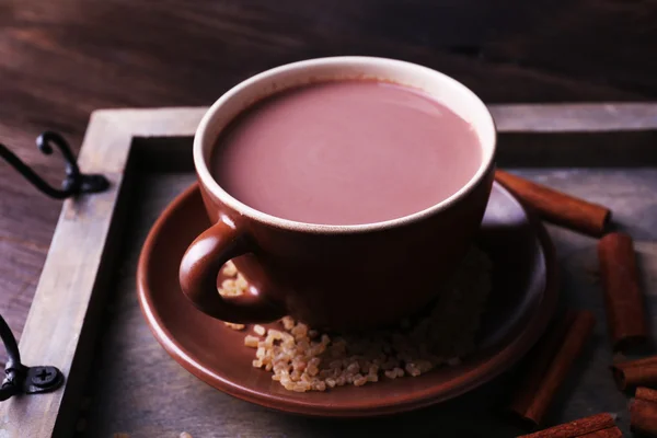 Tasse Kakao mit Zucker und Zimt auf Holzplatte, Nahaufnahme — Stockfoto