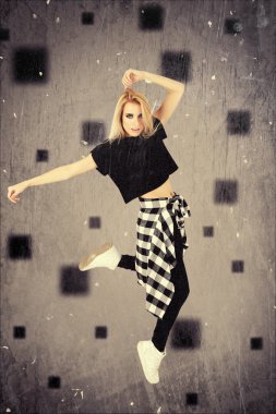 Hip hop dans dikey gri arka plan üzerinde