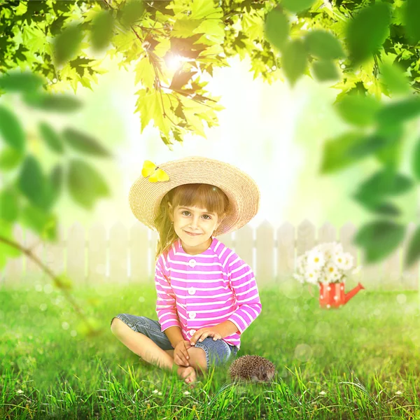Niedliches kleines Mädchen und Igel auf natürlichem Hintergrund — Stockfoto