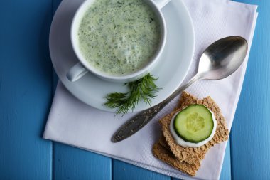 Kase renk ahşap plakalar zemin üzerine salatalık çorbası